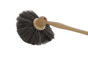 Staubwedel mit grauem Besatz aus Ziegenhaar.